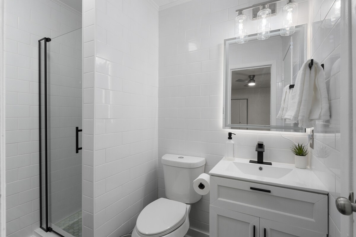 Stylish East Austin Casita Sleeps 6+ Courtyard