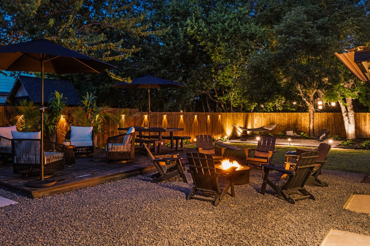 Stylish East Austin Casita Sleeps 6+ Courtyard