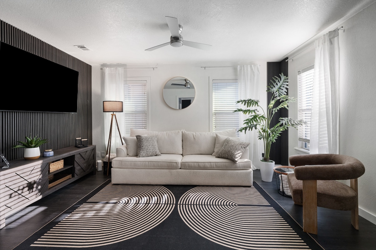 Stylish East Austin Casita Sleeps 6+ Courtyard