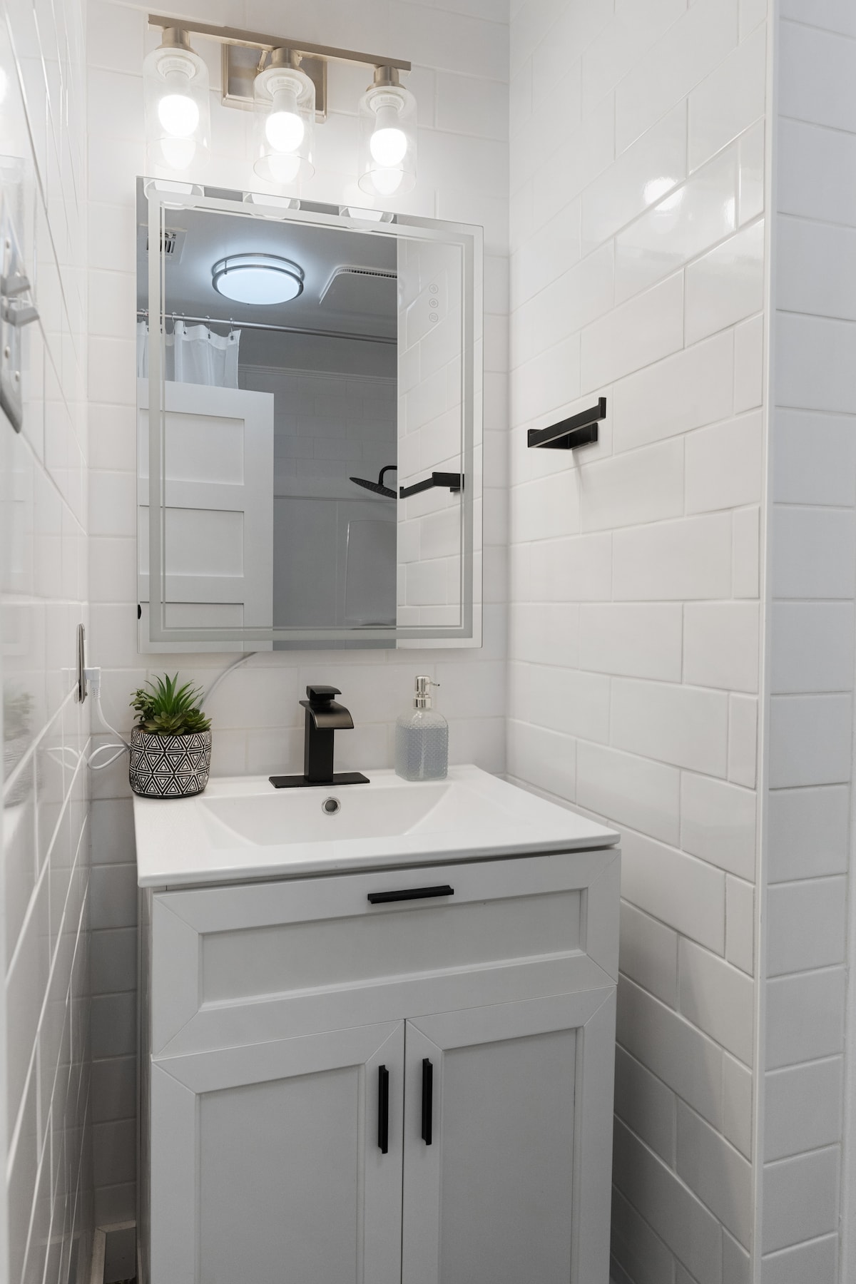 Stylish East Austin Casita Sleeps 6+ Courtyard