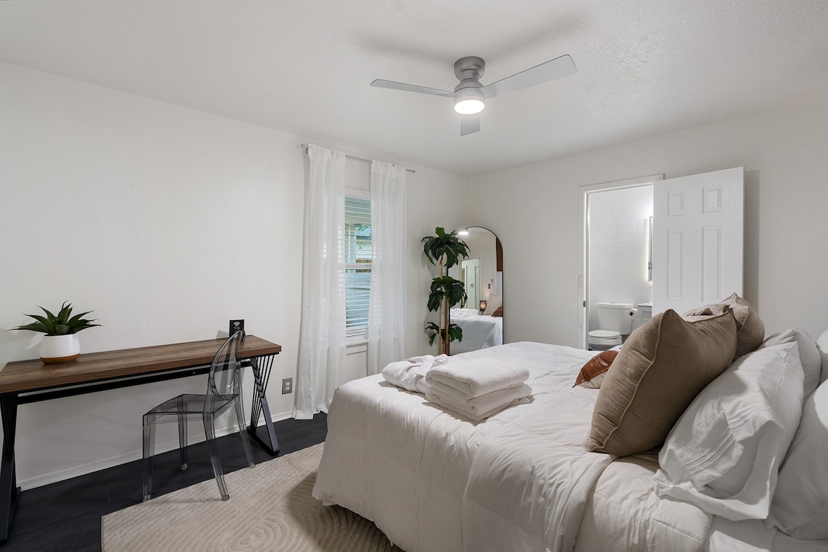Stylish East Austin Casita Sleeps 6+ Courtyard