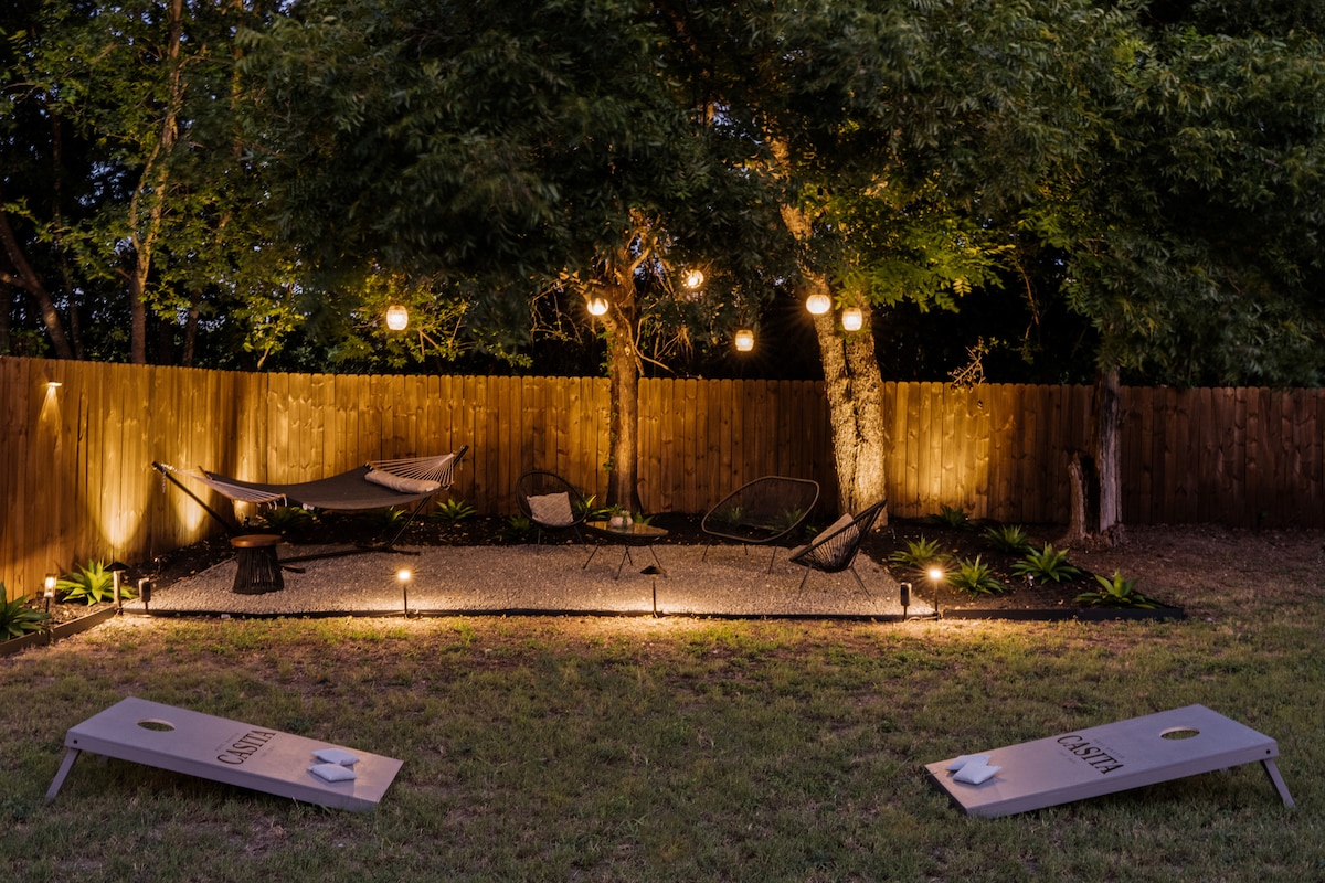 Stylish East Austin Casita Sleeps 6+ Courtyard