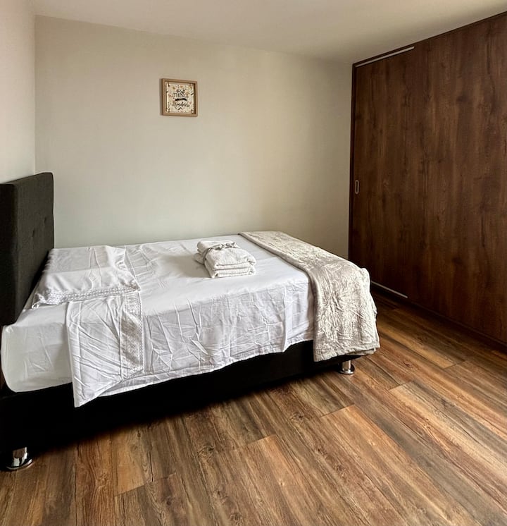 1 cama de plaza y media con sábanas y frazadas 