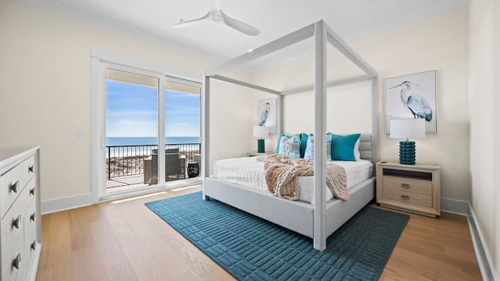 La suite principal n.º 1 cuenta con una cama tamaño king con sábanas de lujo, impresionantes vistas al golfo, acceso a un balcón privado, un televisor inteligente de 65 pulgadas y un baño privado bellamente decorado. El balcón también incluye mosquiteros retráctiles automáticos para disfrutar sin insectos durante todo el año.