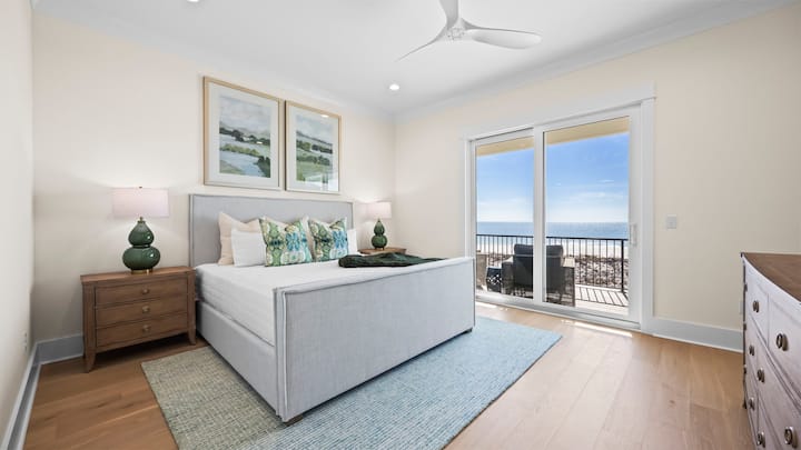 La habitación principal n.º 2 cuenta con una cama tamaño king con sábanas de lujo, impresionantes vistas al golfo, acceso a un balcón privado, un televisor inteligente de 65 pulgadas y un baño privado bellamente decorado. El balcón también incluye pantallas retráctiles automáticas para disfrutar sin insectos durante todo el año.