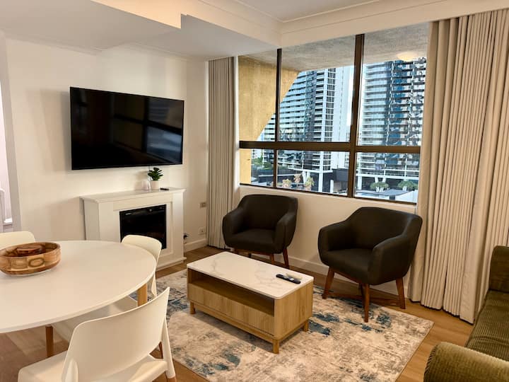 Renovated Orchid Ave Retreat W/views & Parking - Surfers Paradise
