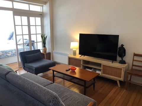 Popular Airbnb listing: Sydney Apartment - Potts Point. Steps to dining in Elizabeth Bay