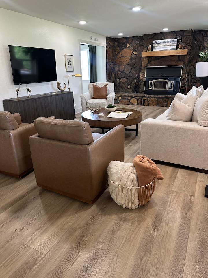 Twin Oaks | Modern Retreat Near Wolf Pen Gap - Mena