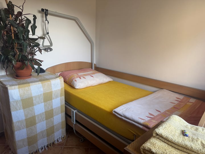 A hálószoba az egészségügyi ággyal a földszinten található, a fürdőszoba mellett.