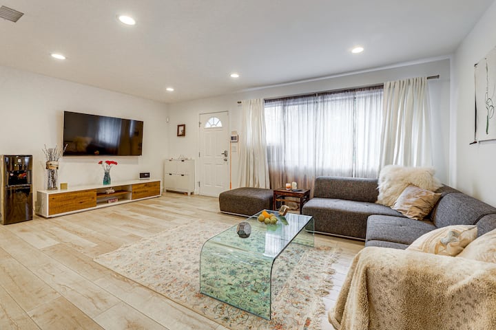 Close To Shore, Malls & Sofi! Redondo Beach Home - Redondo Beach, CA