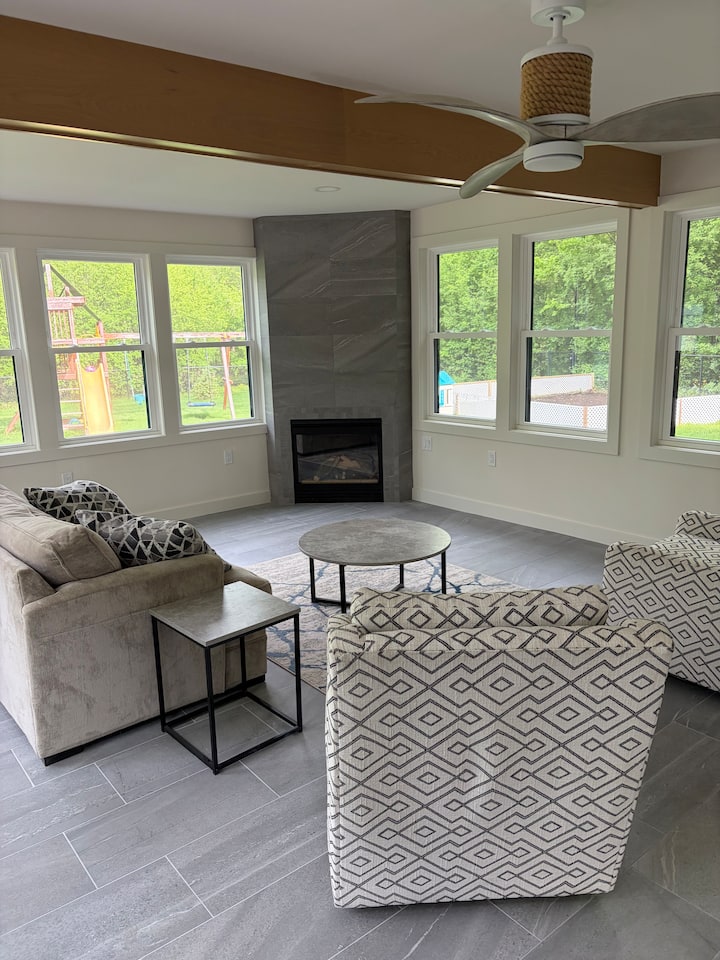 Minutes From Eaa! Newly Renovated 5 Bedroom Home - Oshkosh, WI