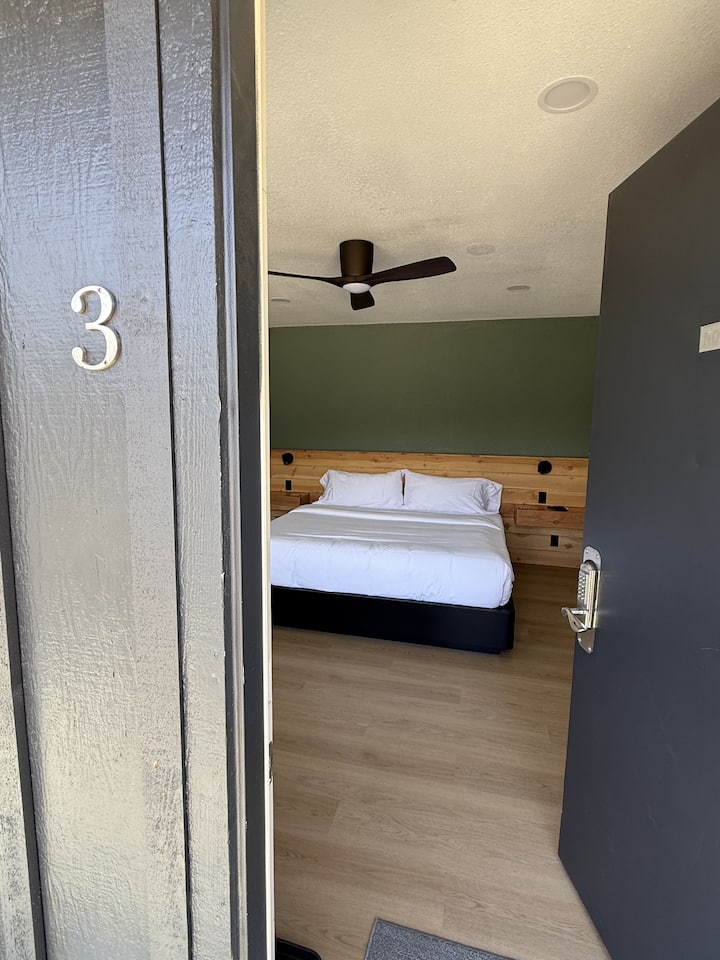 Granite Ridge Hotel - Room 3 - Oakhurst, CA