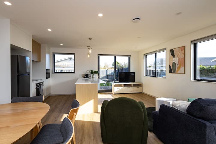 Spacious Hornby Home | Sleeps 8 | Garage & Yard - Rolleston
