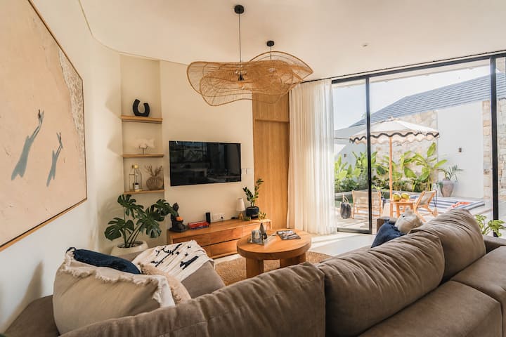 Designer Surf Villa • Minutes To Kedungu Beach - Australië
