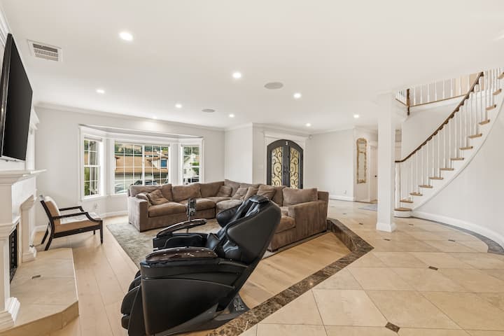Calabasas Villa With Stunning Views - Calabasas, CA