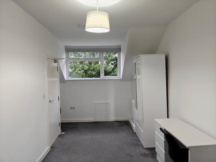 Spacious King Room | Xbox, Desk Setup & Fast Wi-fi - Nottingham