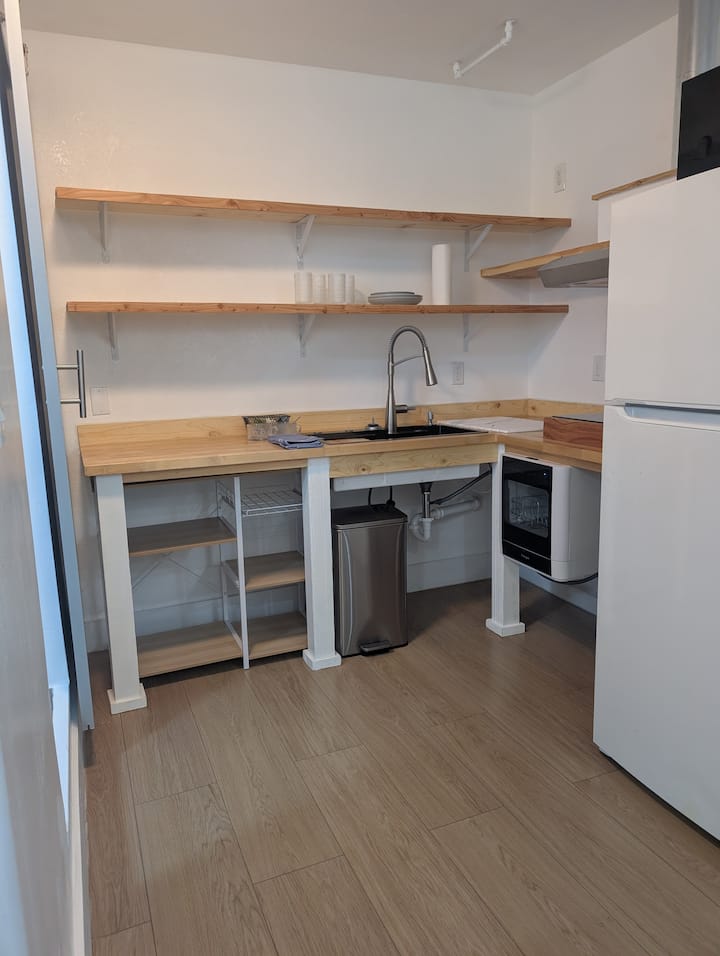 Modern Tiny Home Style Loft Studio W/private Entry - 愉景灣