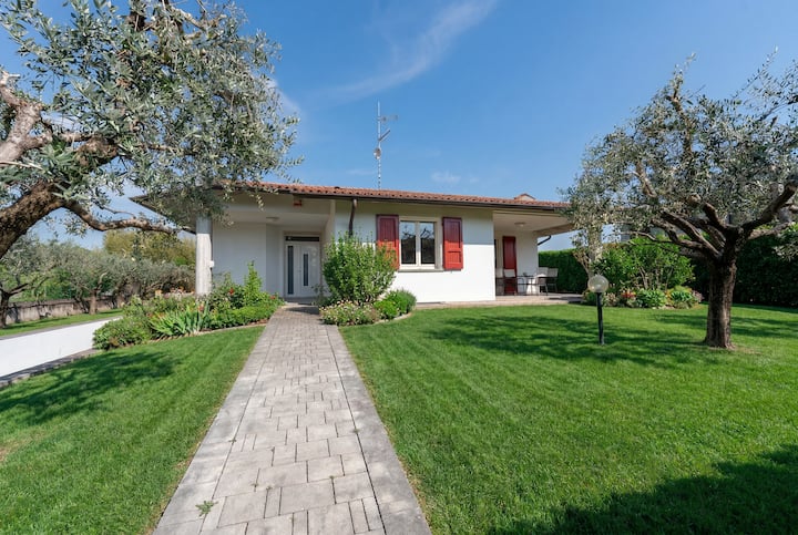 Villa Garibaldi With Private Garden - Manerba del Garda