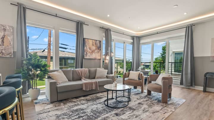 Sleek 3br Near Deep Ellum | Rooftop Deck & Parking - Dallas, TX