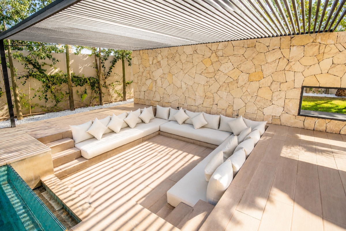 Piscine scintillante et jardin luxuriant de la villa
