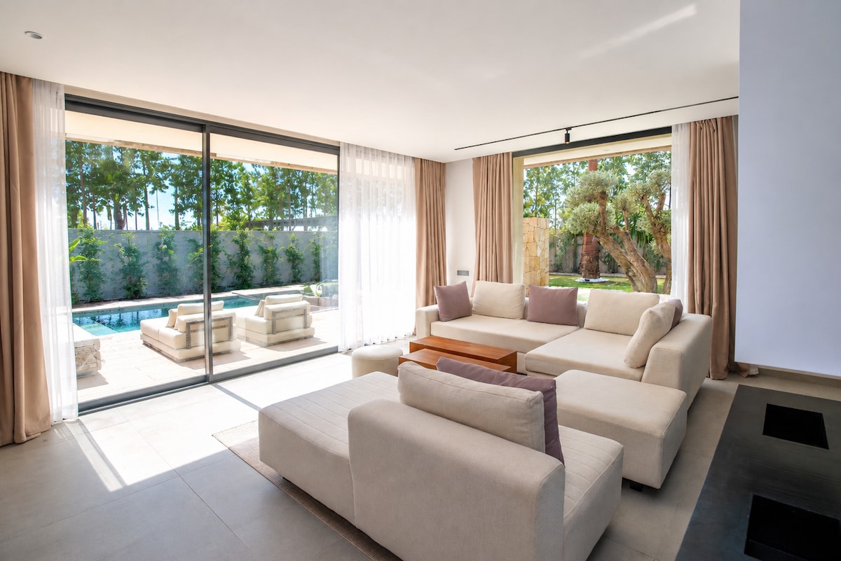 Chambre spacieuse avec décoration élégante à la Villa Jardin d’Eden
