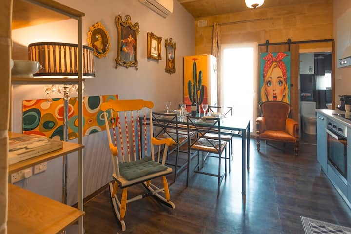 Stylish Maltese 2br Townhouse With Harbour Views - Valletta