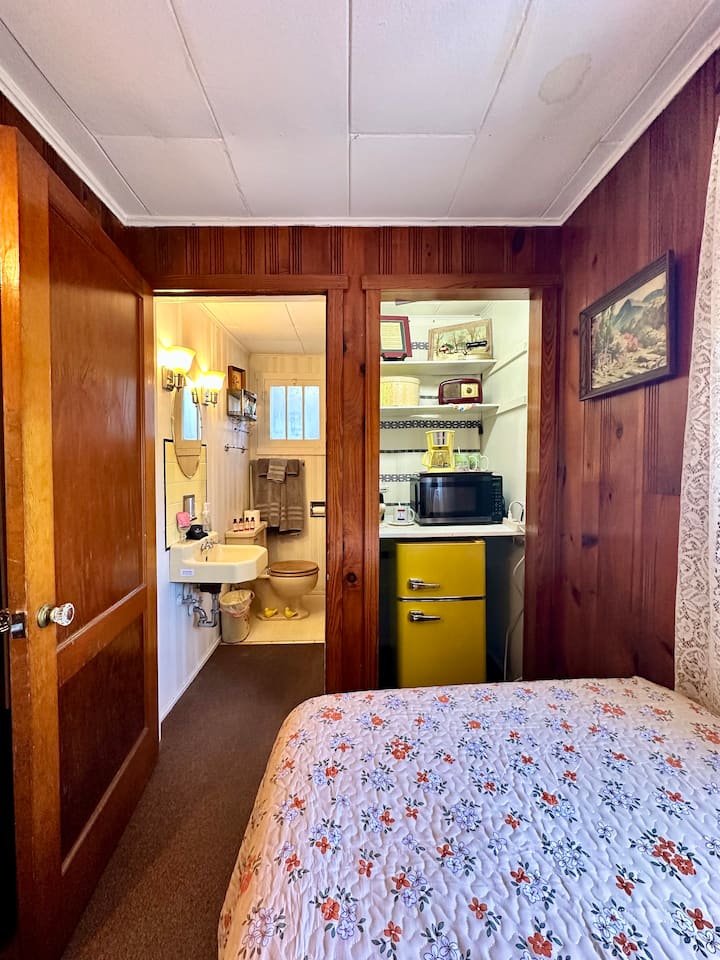 Vintage Cabin @ Lincoln Motor Court - Bedford, PA