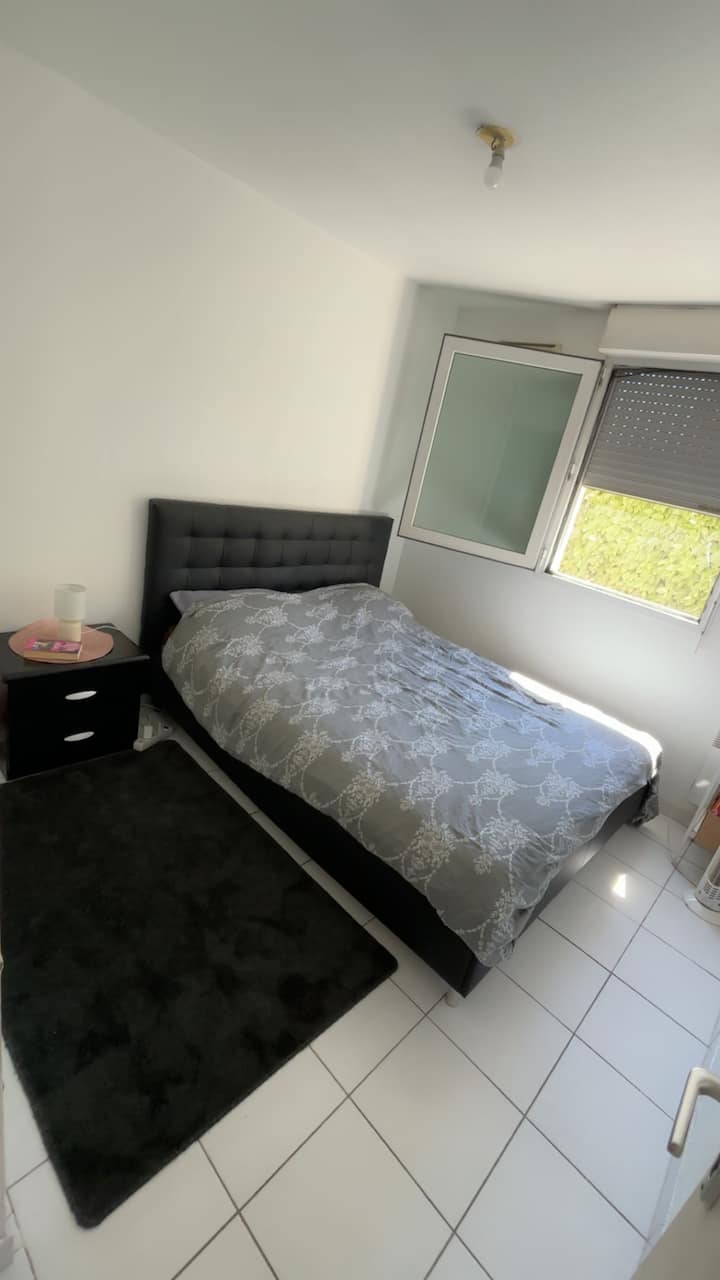Chambre Dans Une Résidence Avec Piscine - Avignon
