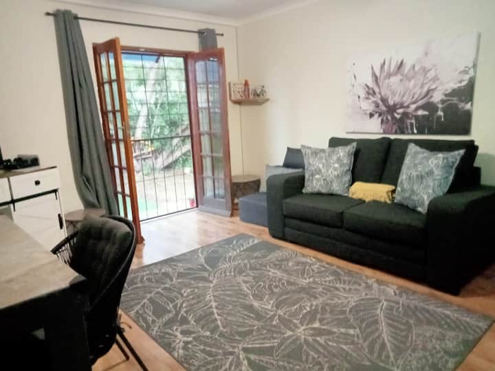 ! Kwa-karoo 
(King Protea Guest Suite) - Oudtshoorn