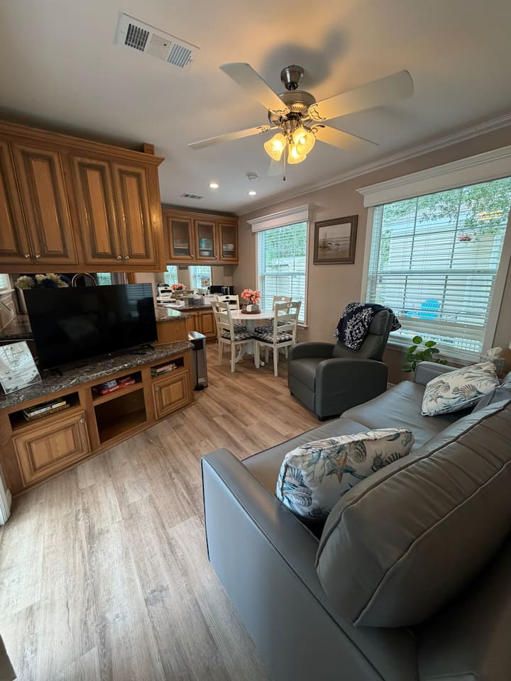 Cozy Cottage Located In Sun Retreats Rv Resort - Crystal River, FL