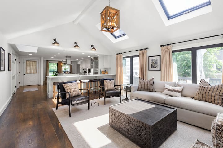 Elegant Downtown Retreat 5 Br, 1st Floor Suite - Lawrence, MA