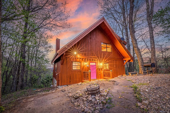 Fall Vibes. Small Crowds Great Weather Hot Tub - Gatlinburg, TN