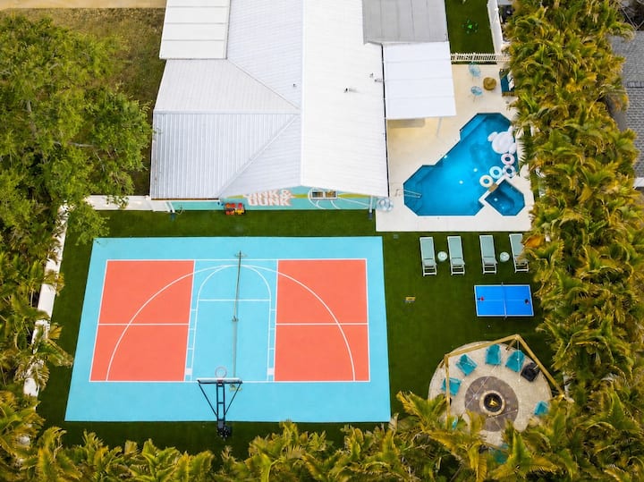 Pickleball Resort! Heated Pool, Golf, Sleeps 20+ - Bradenton Beach, FL