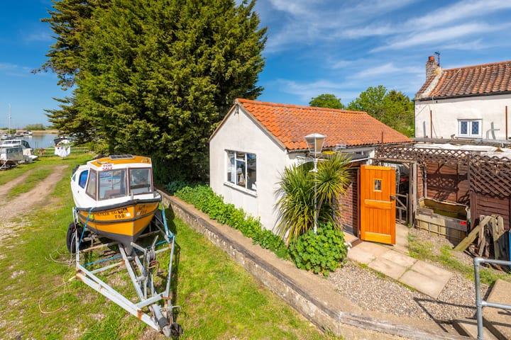 Bridge Studio | Sleeps 2 | Riverside | Parking - Beccles