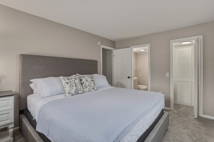 Quarto king com um lavabo privativo para maior conveniência.