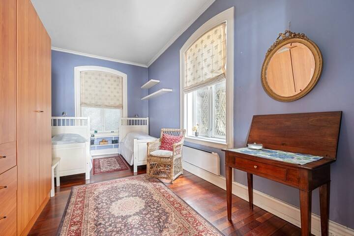 Foto antigua del dormitorio. Ahora hay una cama doble ahí. Pronto habrá fotos nuevas. También hay una oficina separada con espacio para dormir para dos personas.
