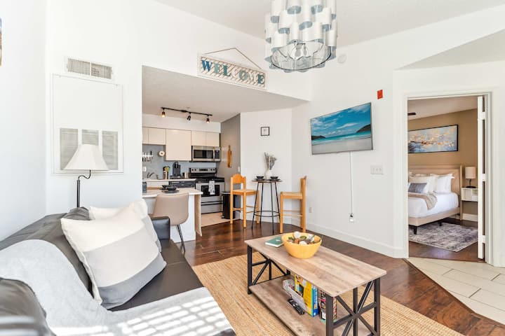 Cozy Condo Near Disney | Resort Pool + Hot Tub - Kissimmee, FL