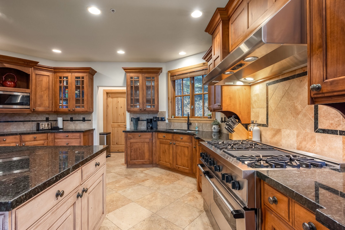 Luxurious 6BR Retreat in Deer Valley with hot tub