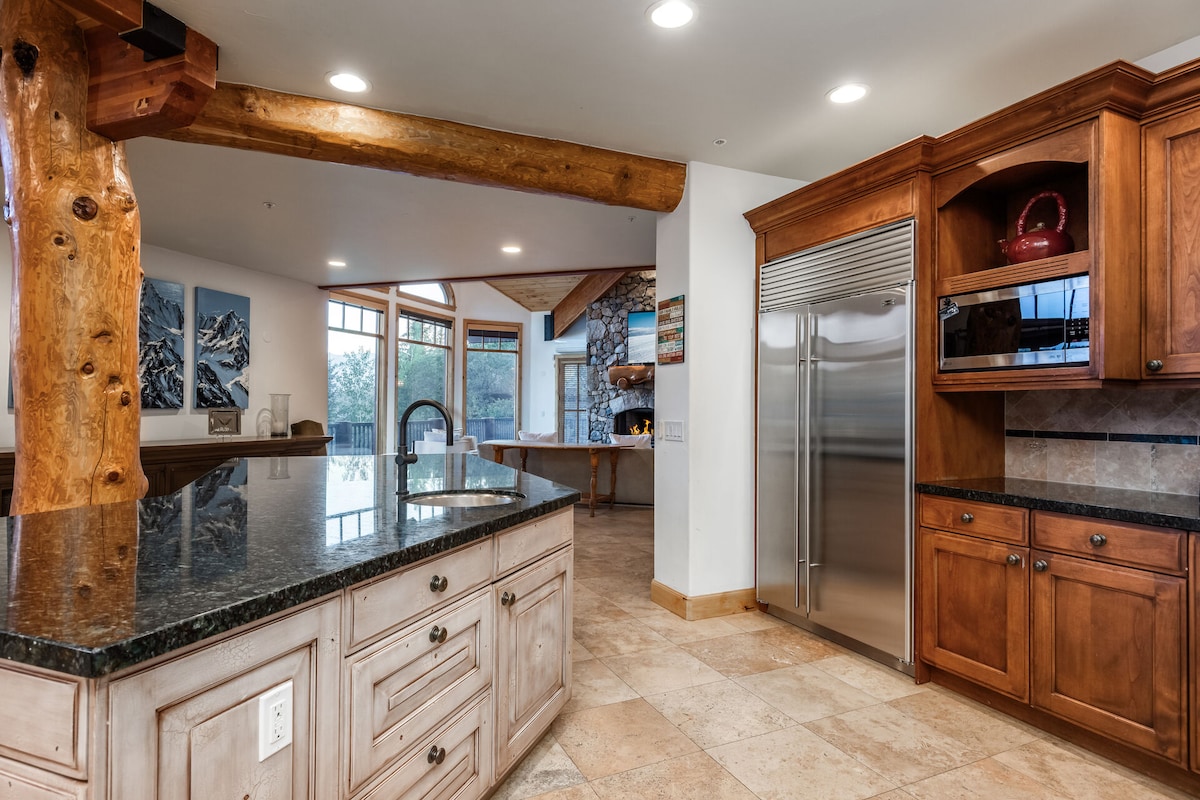 Luxurious 6BR Retreat in Deer Valley with hot tub
