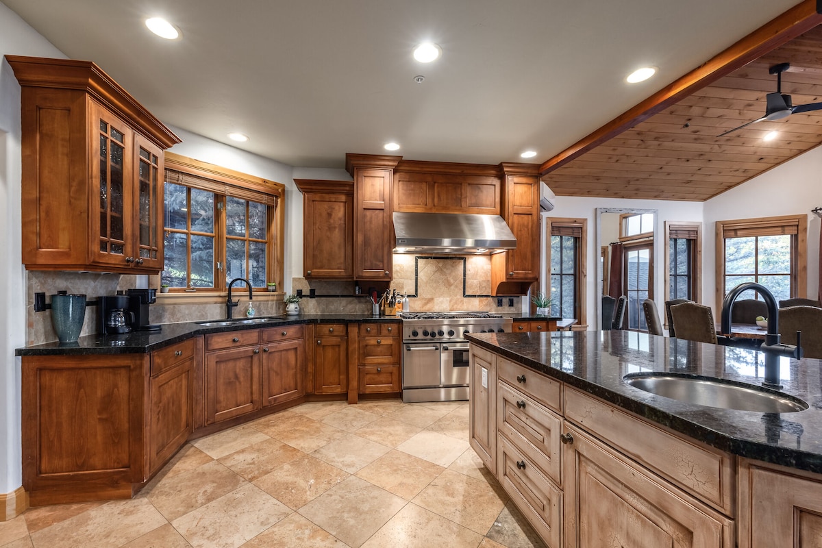 Luxurious 6BR Retreat in Deer Valley with hot tub