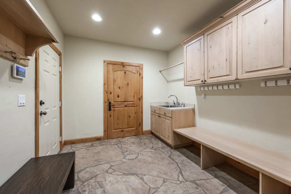 Luxurious 6BR Retreat in Deer Valley with hot tub