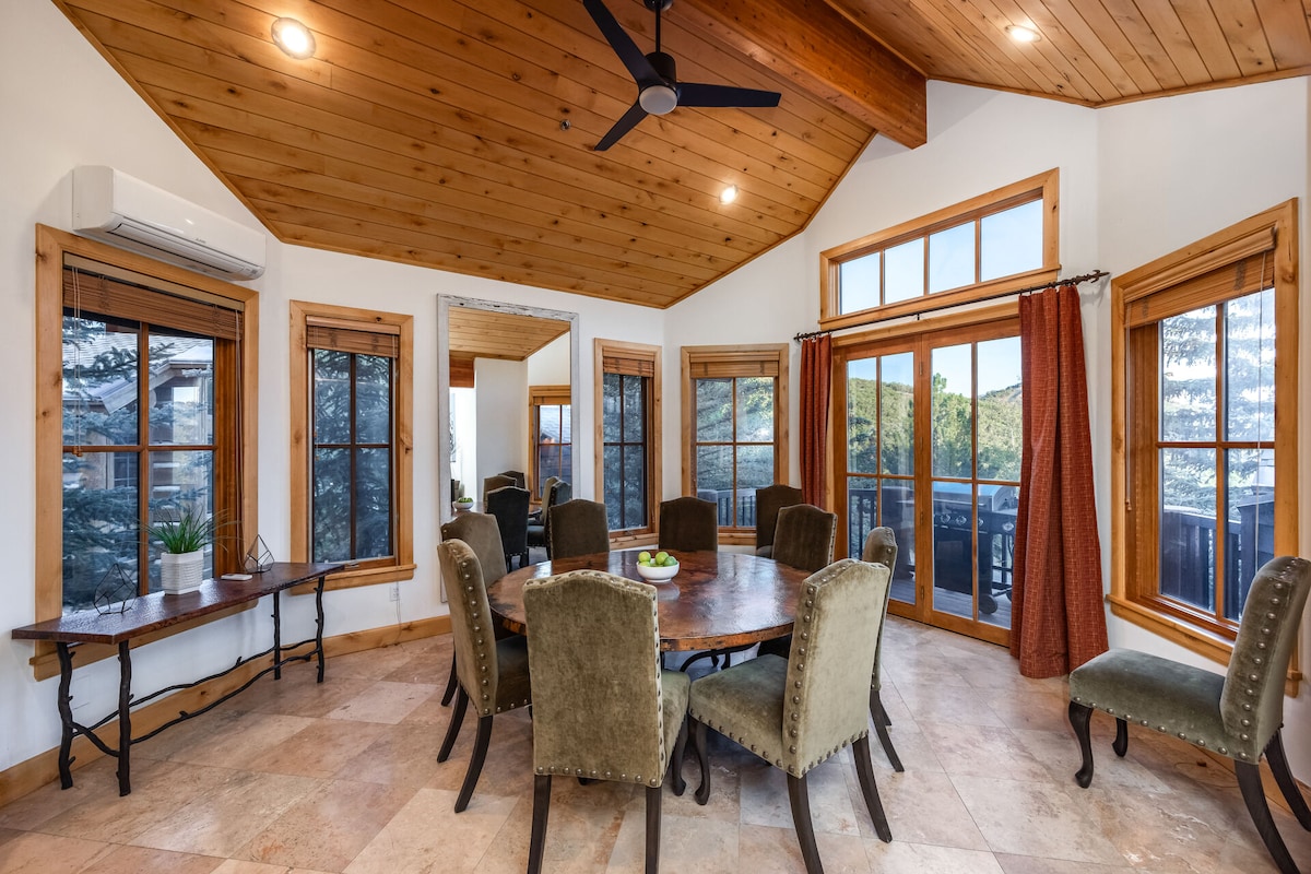 Luxurious 6BR Retreat in Deer Valley with hot tub