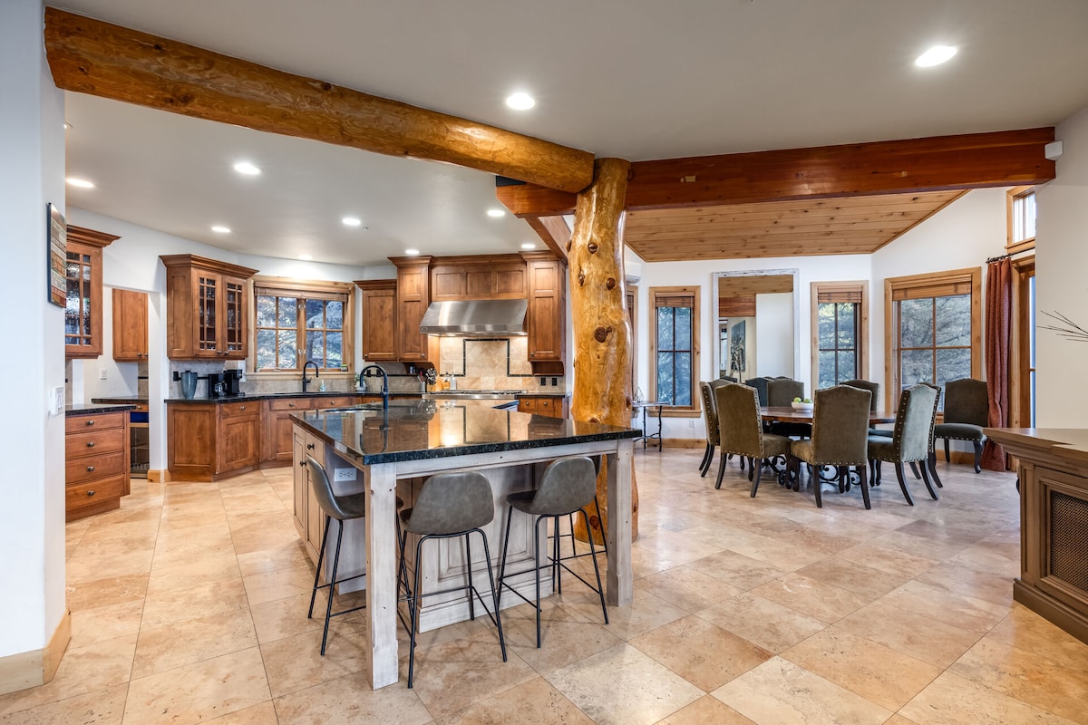 Luxurious 6BR Retreat in Deer Valley with hot tub
