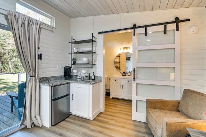 Lakefront Cabin For Couples With*private Hot Tub* - Cherokee, AL
