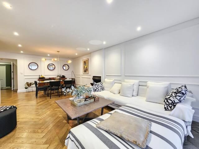 Spectacular Ocean Views from a High-Rise Apartment gallery image 2