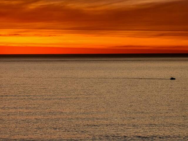 Spectacular Ocean Views from a High-Rise Apartment gallery image 3