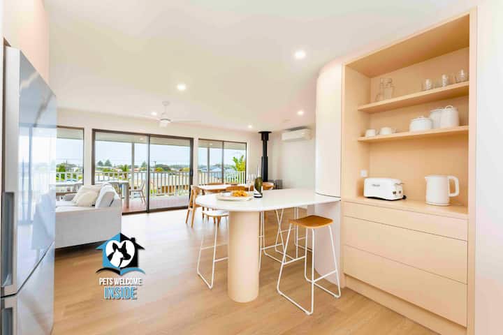 Modern Beachside Home With Stunning Coastal Views - Middleton