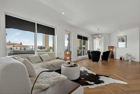 Top Airbnb: Cozy Sea View Apartment | Pool, Gym & Parking in Бяла