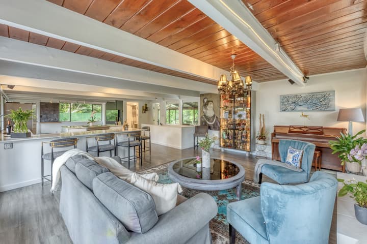 Modern Mid-century Home | Solarium, Deck & Jacuzzi - Grouse Mountain