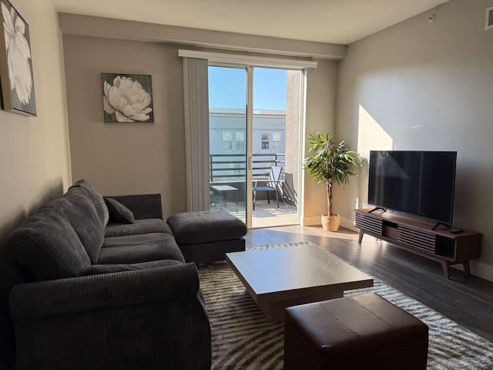 Top Floor Santa Monica Escape / Private Balcony - Santa Monica, CA